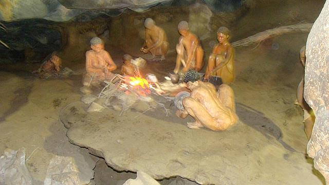 Nachbildung einer San-Familie in den Cango Caves