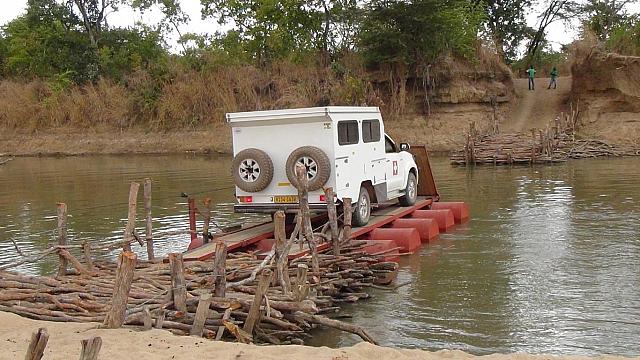 Pontoon über den Luangwa River, erst das Auto...