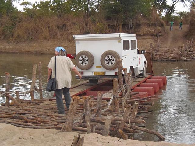 Pontoon über den Luangwa River, nach dem Auto die Beifahrer