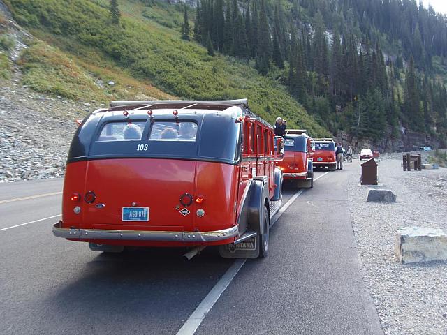 Nostalgie-Busse auf dem Going-to-the-sun Highway