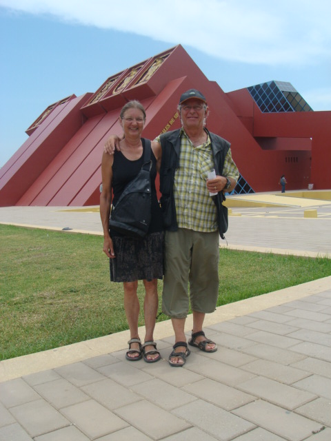 Vor dem Museo "Tumbas reales de Sipán"