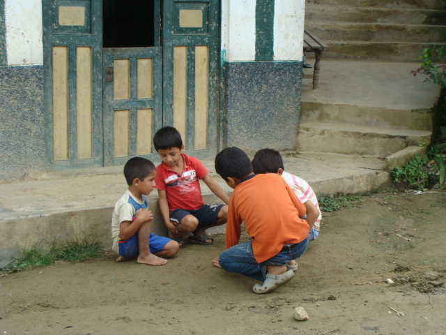 Spielende Kinder in Zumba, Ecuador