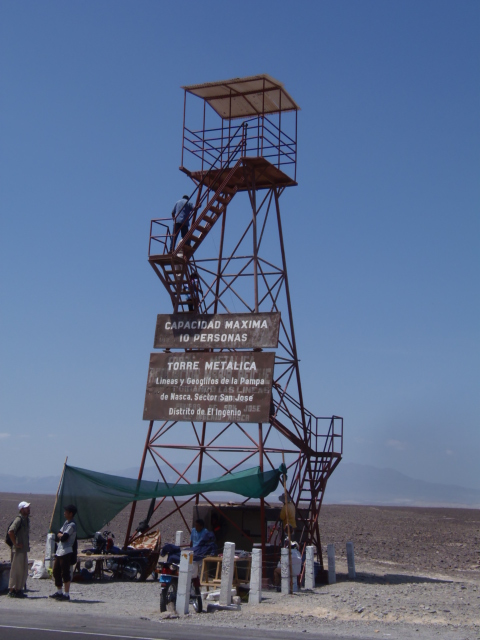 Der 11m hohe Eisenturm von Maria Reiche