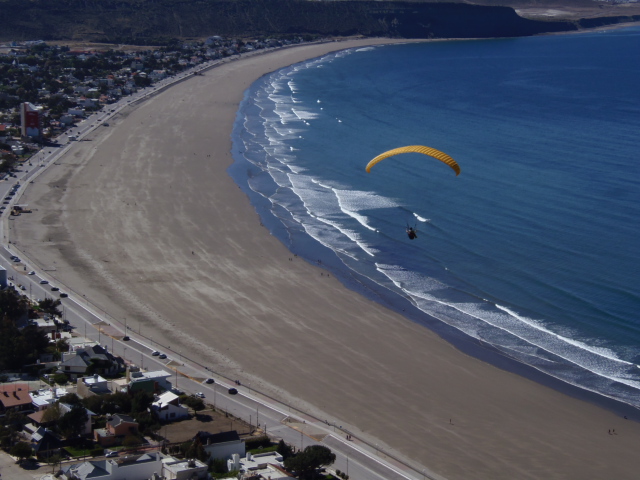 Gleitschirmflieger über dem Strand von Rada Tilly