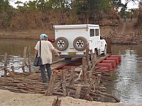 Pontoon über den Luangwa River, nach dem Auto die Beifahrer