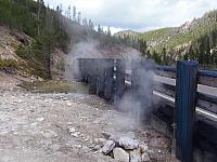 Dampf auch unter Brücken im Yellowstone