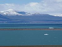 Blick auf Eisberge und El Calafate am Lago Argentina